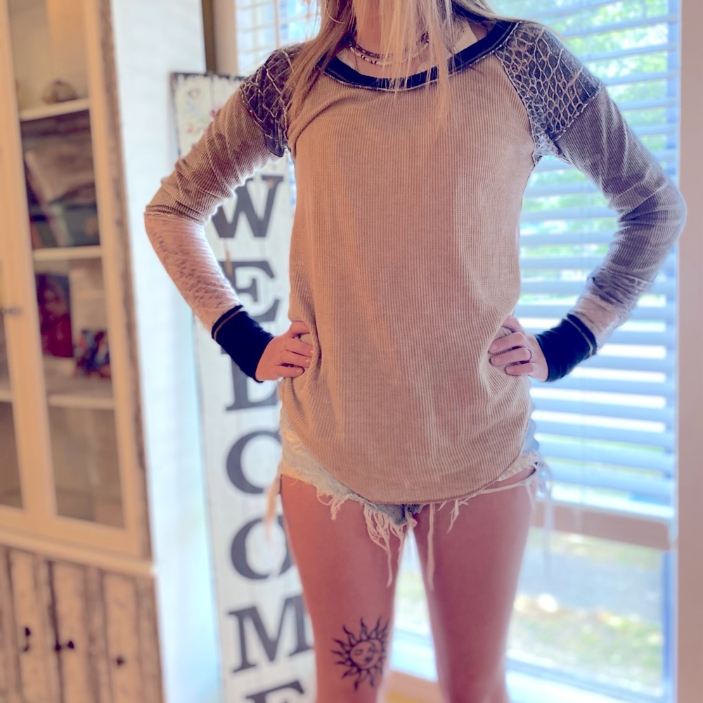 We the Free Top! Beautiful and practically brand new!🤍🤍🤍🕊